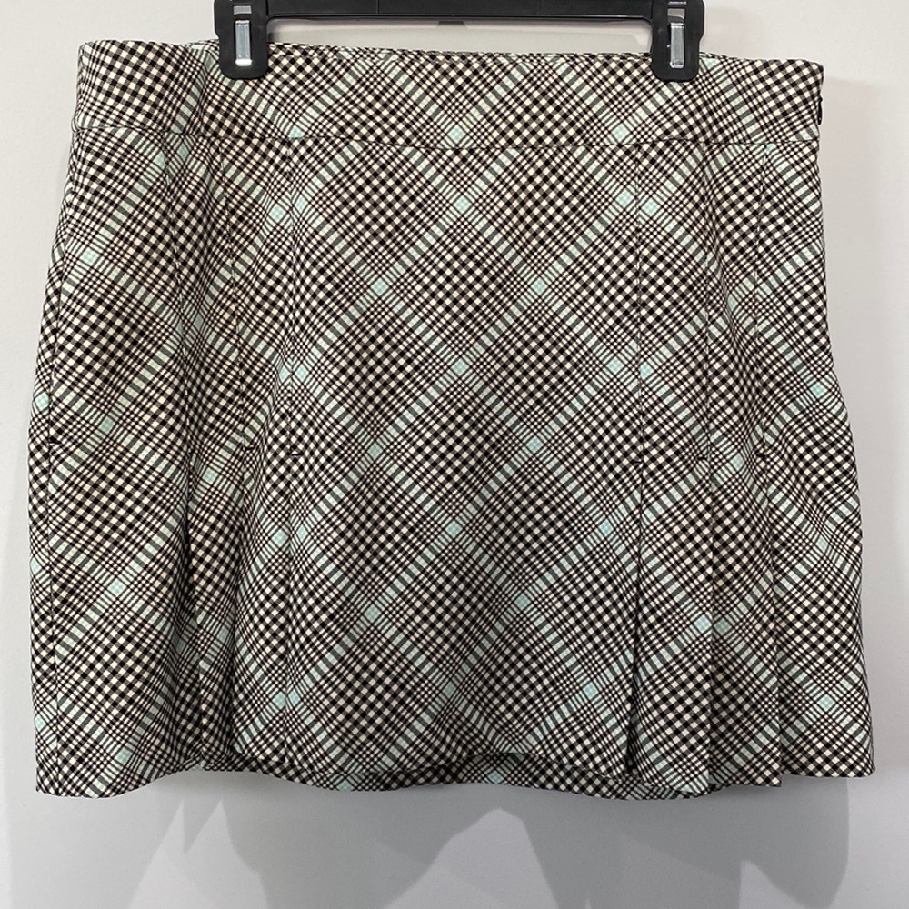 IZod XFG golf skort size 14. Length approximately 17.5”Please see pics